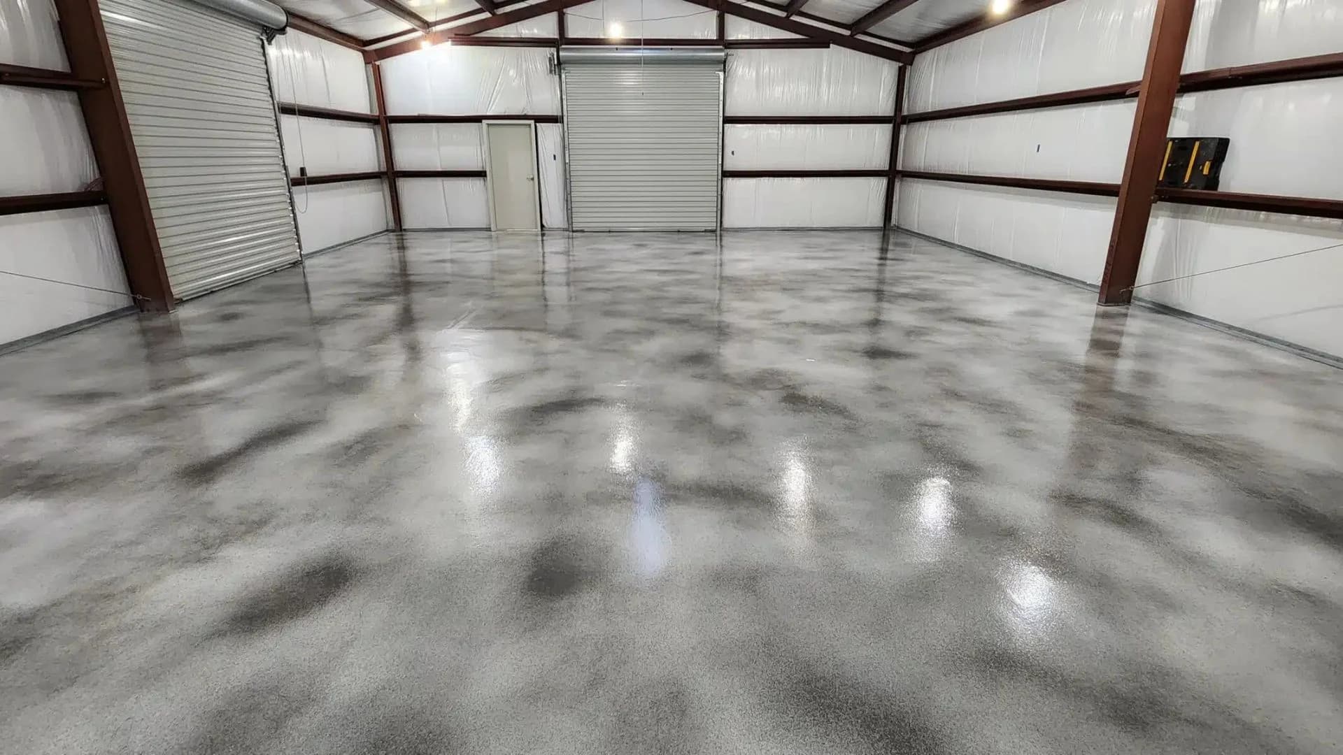 High-gloss epoxy flooring in a modern industrial warehouse in Saudi Arabia.
