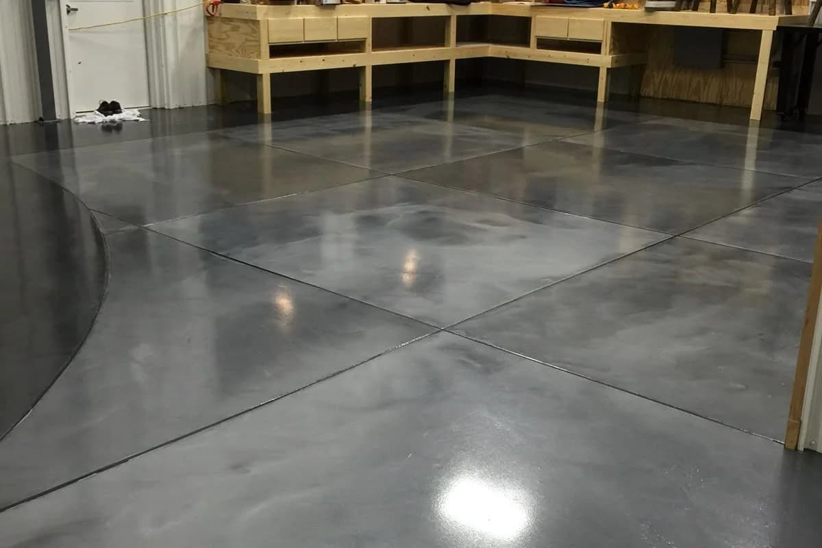 Polished grey epoxy flooring in Jeddah workshop