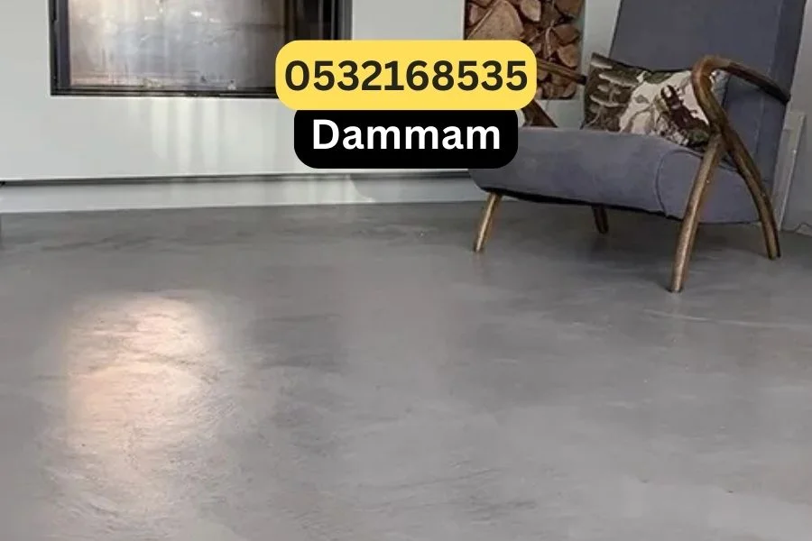 Living room with grey microcement floor in Dammam