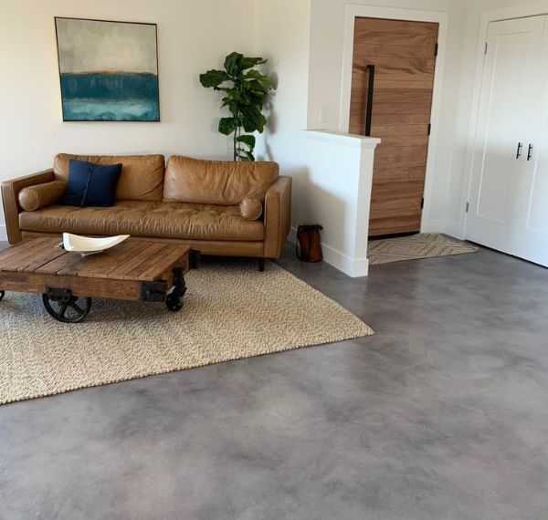 "Elegant gray concrete floor in a Riyadh living room, showcasing minimalist style and durability.